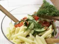 Lauwarmer Nudel-Gurken-Salat Zubereitung Schritt 8 Lauwarmer Nudel-Gurken-Salat Zubereitung Schritt 8