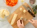 Low-Carb-Gnocchi auf Salbeimöhren Zubereitung Schritt 3 Low-Carb-Gnocchi auf Salbeimöhren Zubereitung Schritt 3