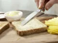 Mango-Toast mit Kokosraspeln Zubereitung Schritt 2 Mango-Toast mit Kokosraspeln Zubereitung Schritt 2