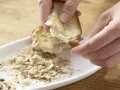Maronenpilze mit Kräuter-Nuss-Kruste Zubereitung Schritt 1 Maronenpilze mit Kräuter-Nuss-Kruste Zubereitung Schritt 1