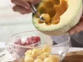 Mozzarella-Melonen-Salat Zubereitung Schritt 3 Mozzarella-Melonen-Salat Zubereitung Schritt 3