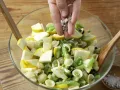 Nudelsalat mit grünem Gemüse Zubereitung Schritt 10 Nudelsalat mit grünem Gemüse Zubereitung Schritt 10