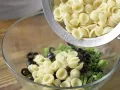 Nudelsalat mit grünem Gemüse Zubereitung Schritt 7 Nudelsalat mit grünem Gemüse Zubereitung Schritt 7