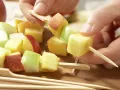 Obstspieße Zubereitung Schritt 4 Obstspieße Zubereitung Schritt 4