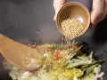Okraschoten-Curry Zubereitung Schritt 4 Okraschoten-Curry Zubereitung Schritt 4