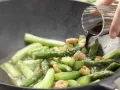 Pfannengerührter grüner Spargel Zubereitung Schritt 5 Pfannengerührter grüner Spargel Zubereitung Schritt 5