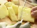Pikanter Apfel-Ananas-Saft Zubereitung Schritt 2 Pikanter Apfel-Ananas-Saft Zubereitung Schritt 2