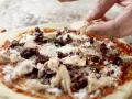 Pizza mit Thunfisch Zubereitung Schritt 7 Pizza mit Thunfisch Zubereitung Schritt 7