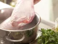 Puten-Steckrüben-Topf Zubereitung Schritt 1 Puten-Steckrüben-Topf Zubereitung Schritt 1