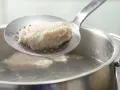Quarkklößchen mit Erdbeersauce Zubereitung Schritt 7 Quarkklößchen mit Erdbeersauce Zubereitung Schritt 7