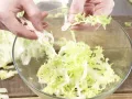 Radieschen-Sprossen-Salat Zubereitung Schritt 2 Radieschen-Sprossen-Salat Zubereitung Schritt 2