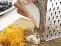 Raspelmöhrensalat mit Heidelbeeren Zubereitung Schritt 2 Raspelmöhrensalat mit Heidelbeeren Zubereitung Schritt 2