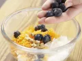 Raspelmöhrensalat mit Heidelbeeren Zubereitung Schritt 4 Raspelmöhrensalat mit Heidelbeeren Zubereitung Schritt 4