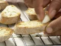 Röstbrote mit Avocado-Tatar Zubereitung Schritt 5 Röstbrote mit Avocado-Tatar Zubereitung Schritt 5