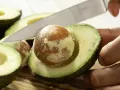 Röstbrote mit Avocado-Tatar Zubereitung Schritt 6 Röstbrote mit Avocado-Tatar Zubereitung Schritt 6