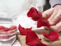 Rosenblüten-Milchmix Zubereitung Schritt 1 Rosenblüten-Milchmix Zubereitung Schritt 1