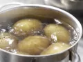 Rosenkohlpüree mit Sesamkartoffeln Zubereitung Schritt 1 Rosenkohlpüree mit Sesamkartoffeln Zubereitung Schritt 1