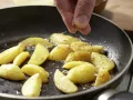 Rosenkohlpüree mit Sesamkartoffeln Zubereitung Schritt 4 Rosenkohlpüree mit Sesamkartoffeln Zubereitung Schritt 4