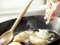 Schwarze Tintenfisch-Pasta Zubereitung Schritt 7 Schwarze Tintenfisch-Pasta Zubereitung Schritt 7