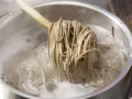 Soba-Nudeln mit Mairüben Zubereitung Schritt 4 Soba-Nudeln mit Mairüben Zubereitung Schritt 4