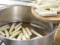 Spargel-Brokkoli-Tarte mit roten Zwiebeln Zubereitung Schritt 3 Spargel-Brokkoli-Tarte mit roten Zwiebeln Zubereitung Schritt 3
