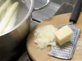 Spargel mit leichter Parmesan-Basilikum-Hollandaise Zubereitung Schritt 2 Spargel mit leichter Parmesan-Basilikum-Hollandaise Zubereitung Schritt 2