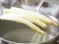 Spargel mit leichter Parmesan-Basilikum-Hollandaise Zubereitung Schritt 6 Spargel mit leichter Parmesan-Basilikum-Hollandaise Zubereitung Schritt 6
