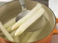 Spargel mit Limetten-Hollandaise und Schinkenplatte Zubereitung Schritt 11 Spargel mit Limetten-Hollandaise und Schinkenplatte Zubereitung Schritt 11