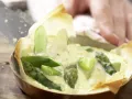 Spargel-Tartelettes von grünem und weißem Spargel mit Bärlauch-Pesto Zubereitung Schritt 10 Spargel-Tartelettes von grünem und weißem Spargel mit Bärlauch-Pesto Zubereitung Schritt 10