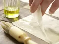 Spargel-Tartelettes von grünem und weißem Spargel mit Bärlauch-Pesto Zubereitung Schritt 2 Spargel-Tartelettes von grünem und weißem Spargel mit Bärlauch-Pesto Zubereitung Schritt 2