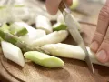 Spargel-Tartelettes von grünem und weißem Spargel mit Bärlauch-Pesto Zubereitung Schritt 5 Spargel-Tartelettes von grünem und weißem Spargel mit Bärlauch-Pesto Zubereitung Schritt 5