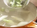 Spargel-Tartelettes von grünem und weißem Spargel mit Bärlauch-Pesto Zubereitung Schritt 7 Spargel-Tartelettes von grünem und weißem Spargel mit Bärlauch-Pesto Zubereitung Schritt 7