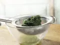 Spinatsalat mit Sesam Zubereitung Schritt 5 Spinatsalat mit Sesam Zubereitung Schritt 5