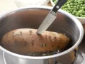 Süßkartoffelbrei mit Erbsen Zubereitung Schritt 1 Süßkartoffelbrei mit Erbsen Zubereitung Schritt 1