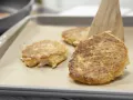 Süßkartoffelpuffer auf Löwenzahn Zubereitung Schritt 5 Süßkartoffelpuffer auf Löwenzahn Zubereitung Schritt 5