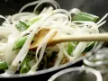 Thailändische Reisnudelpfanne mit Tofu und Chilisauce Zubereitung Schritt 11 Thailändische Reisnudelpfanne mit Tofu und Chilisauce Zubereitung Schritt 11