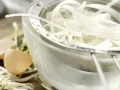 Thailändische Reisnudelpfanne mit Tofu und Chilisauce Zubereitung Schritt 9 Thailändische Reisnudelpfanne mit Tofu und Chilisauce Zubereitung Schritt 9
