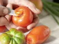 Tomaten-Mango-Salat Zubereitung Schritt 1 Tomaten-Mango-Salat Zubereitung Schritt 1