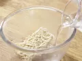 Vanillenudeln mit Zwetschgenmus Zubereitung Schritt 3 Vanillenudeln mit Zwetschgenmus Zubereitung Schritt 3