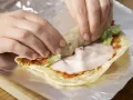 Wrap mit Putenbrust und Erdnussbutter Zubereitung Schritt 8 Wrap mit Putenbrust und Erdnussbutter Zubereitung Schritt 8