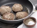 Würzige Zwiebel-Frikadellen Zubereitung Schritt 7 Würzige Zwiebel-Frikadellen Zubereitung Schritt 7