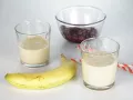 Zweifarbiger Kirsch-Bananen-Smoothie Zubereitung Schritt 1 Zweifarbiger Kirsch-Bananen-Smoothie Zubereitung Schritt 1