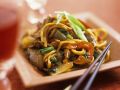 Asiatische Nudeln mit Gemüse und Rindfleisch Rezept