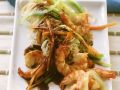 Asiatische Nudeln mit Porree und Scampi aus dem Wok Rezept