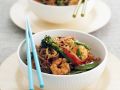 Asiatische Nudelpfanne mit Garnelen, Gemüse und Sesam Rezept