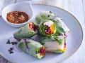 Asiatische Sommerröllchen mit Erdnuss-Dip Rezept