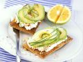 Avocado mit Hüttenkäse auf Knäckebrot Rezept