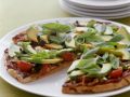 Avocado-Pizza mit Tomaten und Basilikum Rezept