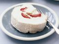 Baiser-Roulade mit Erdbeeren Rezept