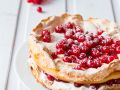 Baisertorte mit Johannisbeeren und Sahne Rezept